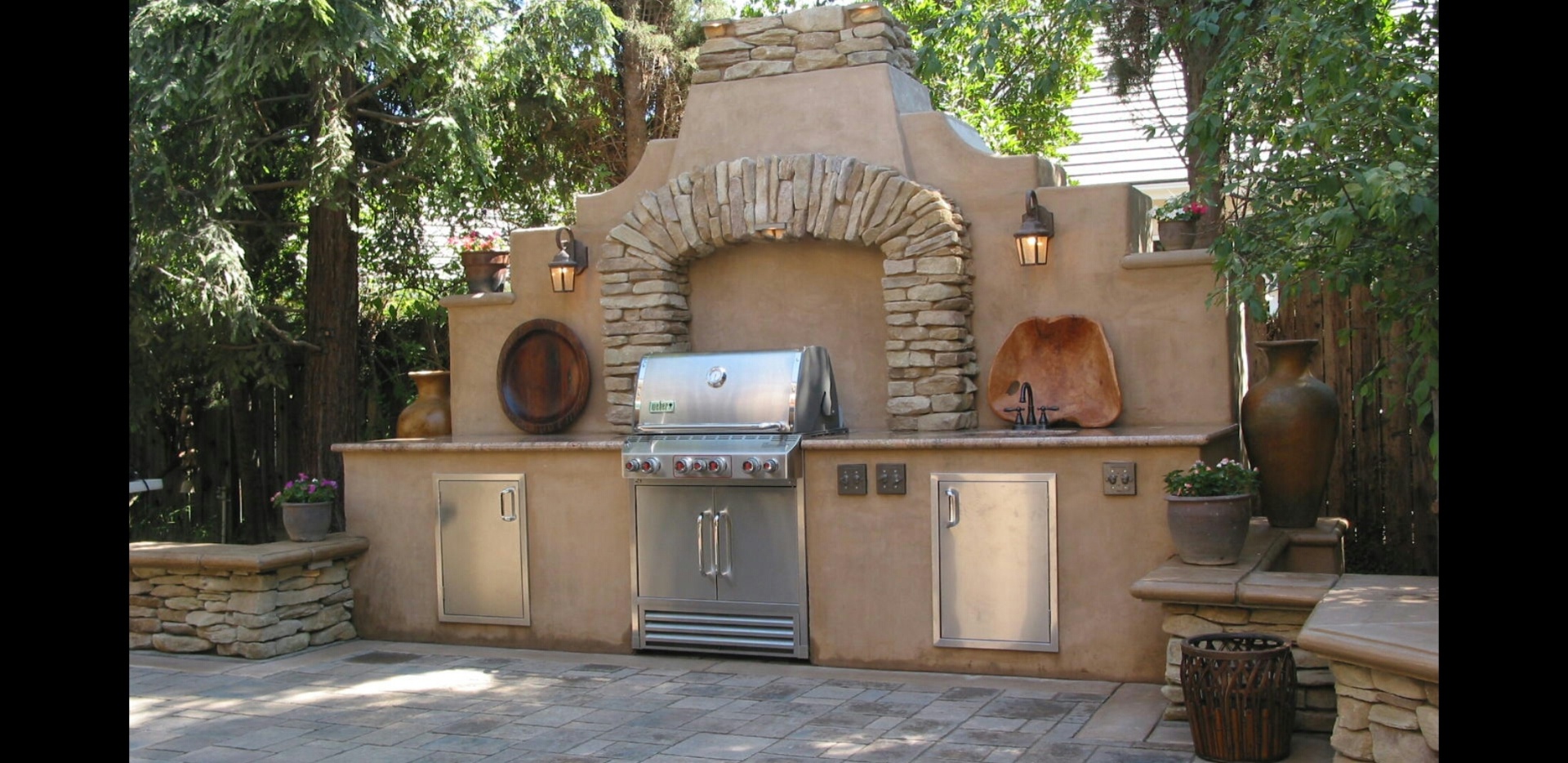 Stucco arch outdoor kitchen
